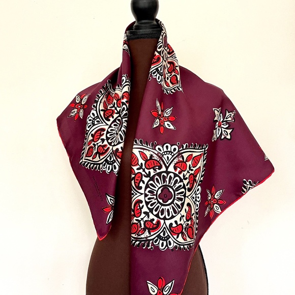 NWT Burberry Scarf Lucky Alhambra Flower Silk Wrap - Picture 6 of 16